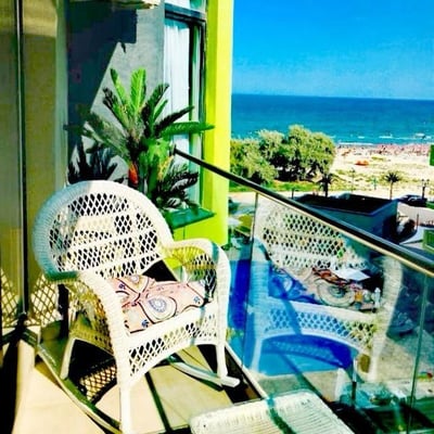 Аренда комфортных 3-комнатных апартаментов с видом на море, 89 м², в районе Мамая, Констанца, Румыния